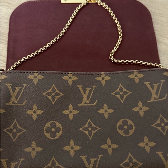 Louis Vuitton Favorite PM Crossbody - Picture 6 of 7